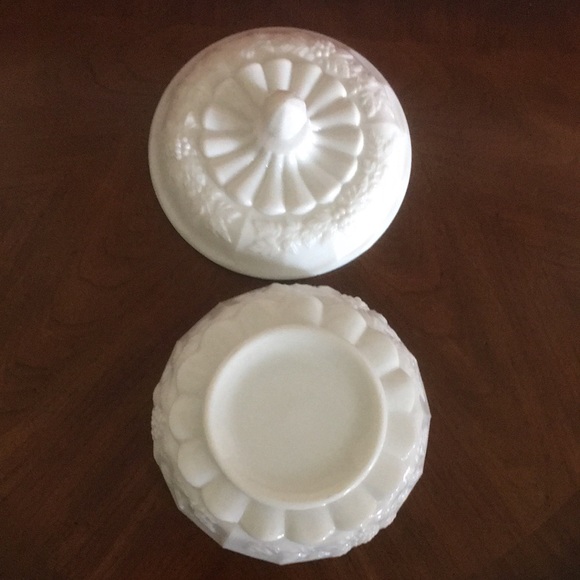 Vintage Westmoreland Grape Milk Large Glass Candy Dish With Lid Signed - Picture 11 of 16